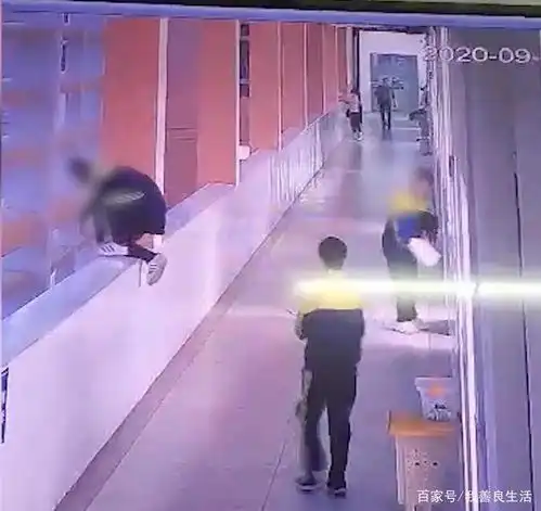 14岁男生被母亲扇打后跳楼坠亡,幼师4分钟掌掴幼童3次