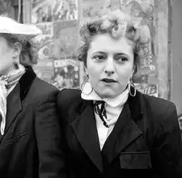 英国女子黑帮街头摆拍