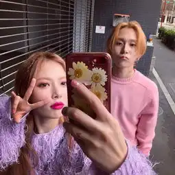 组图泫雅身穿另类短裤调皮高抬腿街头惬意摆拍秀长腿