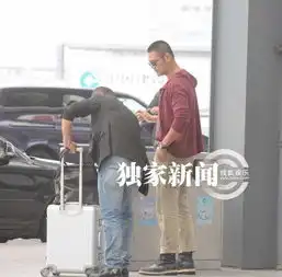 独家邵兵抵沪酷劲十足抽烟等车肌肉健硕