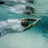 成熟气质欧美男生头像再深的伤口总会愈合