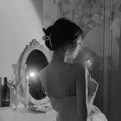 黑色高级感女生头像背影图片