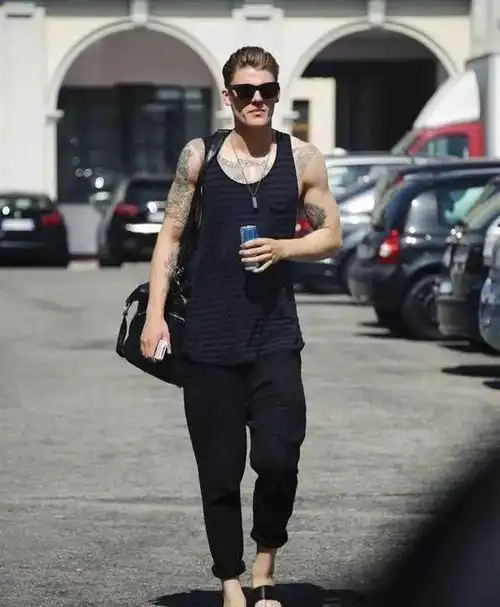 真正见过大世面的男人,很少穿这3种鞋,廉价掉档次,特别没品味