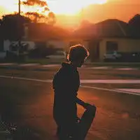 在阳光下在大海边唯美的黄昏意境男生头像忘掉回忆,点点涟漪