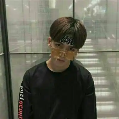 她的眼睛很干净,没有浓浓的妆粉心微信头像我要个性网