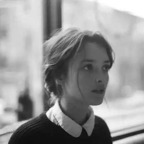 年轻时我们只因多愁善感就会大肆渲染