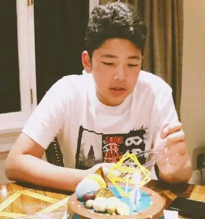 李湘晒女儿近照,控诉带娃太累期盼开学,王诗龄一身大牌心情佳