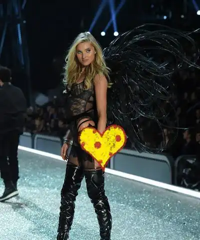 超模艾尔莎霍斯卡,怀孕8个月气质不掉线,现身街头像在拍摄写真