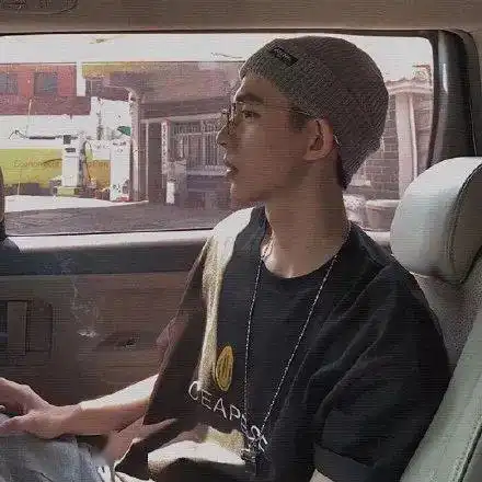 头像比起情感泛滥,我更喜欢孤独