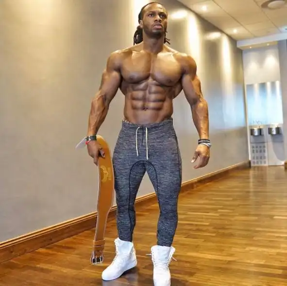 肌肉大吊哥空降北京街头,路人的反应亮了