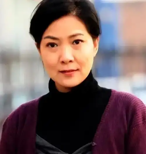 1985年沈丹萍怀孕,哭着求丈夫带她去德国产子,丈夫这样不光彩