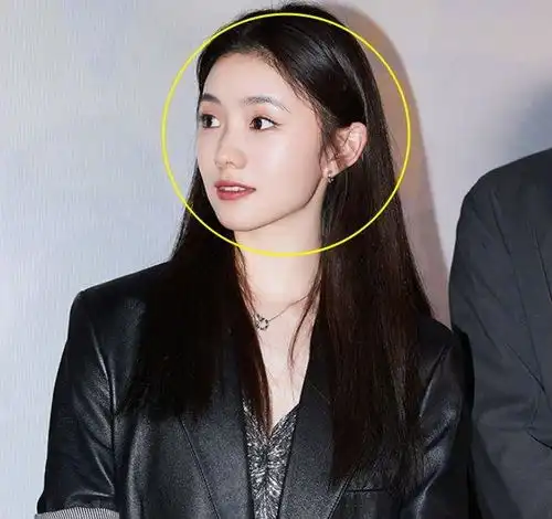 张艺谋携新谋女郎亮相,气质沉稳国际范十足,生图模样美过刘浩存