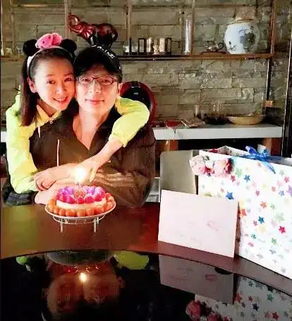 曾经她靠脱留下绝美艳影,如今年近50却仍是不老妖精