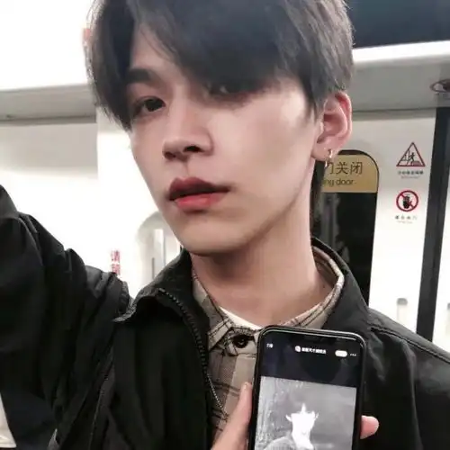 风格男头后来每个和你长得很像的人我都会多看几眼