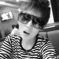 有没有好看的头像灰色的戴眼镜的