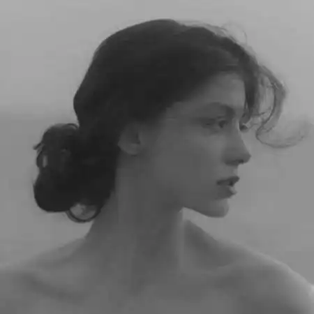 颓废一点的女生黑白头像,一场最美好的回忆