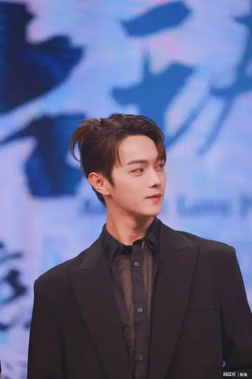 许凯越来越有男人味穿西装扎小辫上演眼神杀,撑伞动作帅极了