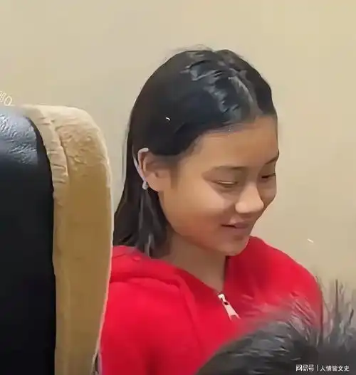 甜馨是个幸福的女孩,李小璐对她挺负责的,贾乃亮也没有再生小孩