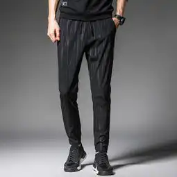 男人再懒也别穿太邋遢,学学下面男人这样穿休闲裤,简直帅气有型