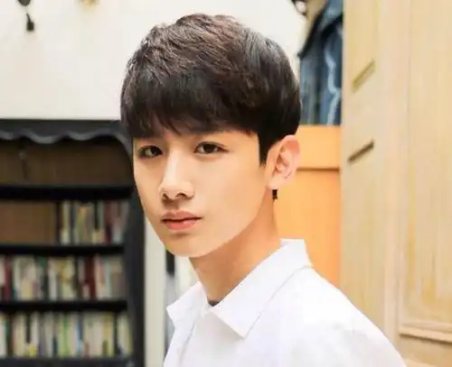 看看白敬亭住的豪宅,欧式古典奢侈风,在家还喜欢抱玩偶,很甜美