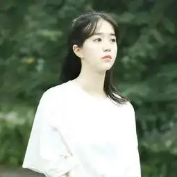 请问图片里的人是谁我很喜欢她的照片,我想找到她的其他照片做头像,帮忙帮忙