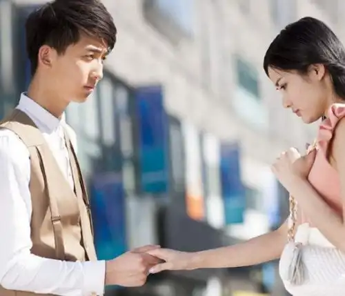 20年后我们再相聚,他说和妻子分居多年依然爱着我,我该怎么办