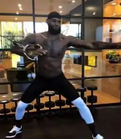 詹姆斯身体有多逆天大腿粗得像水桶手掌肌肉吓坏林书豪