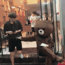 搞笑gif人是跳起来了,忘了高跟鞋还有个跟