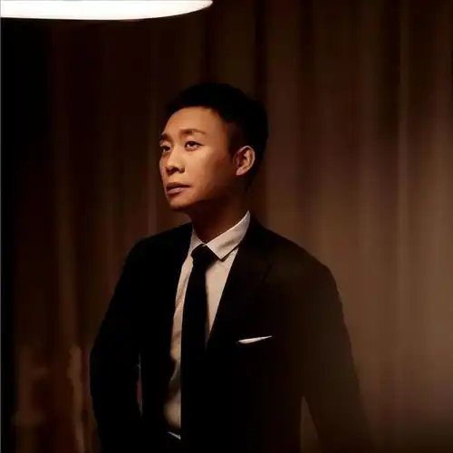 年轻时长得不咋地,上了年纪帅到掉渣,这五位男星对比好明显