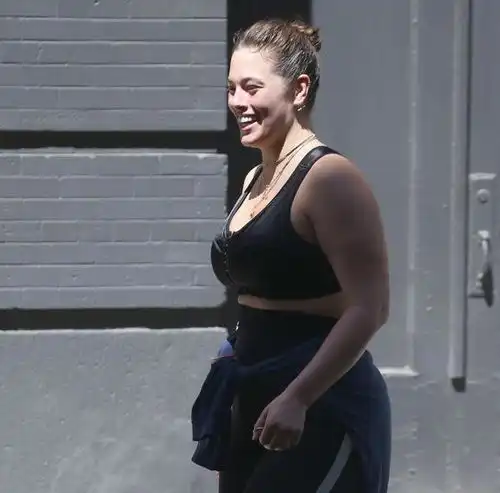 阿什利格雷厄姆因为大码模特无法登上体育画报封面