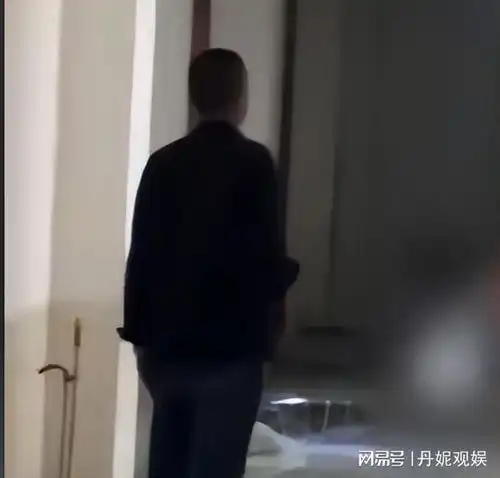 毁三观女子一丝不挂大闹男寝,男子劝阻反被打骂,校方回应来了