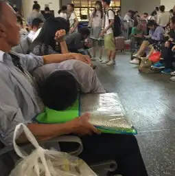 郑州火车站一男子躺父亲怀里画面暖心戳中泪点