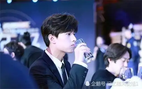 当男神穿上西装时,霍建华高冷,王俊凯可爱,他最帅气腾讯网