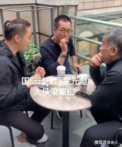 63岁元彪在街头被偶遇身体硬朗不输一旁小伙,手拿雪茄姿势老练