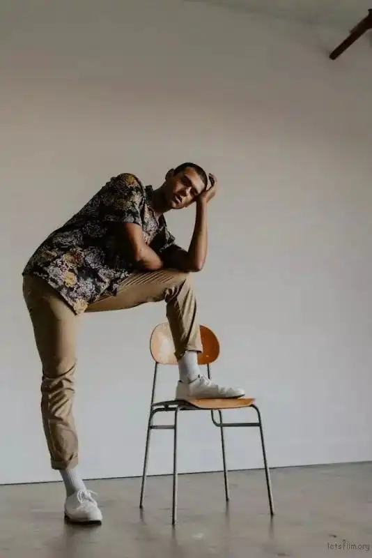 9种男生最常用的拍照姿势