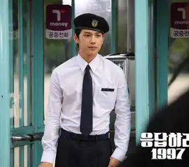 韩国演员任时完身着帅气保安制服图片