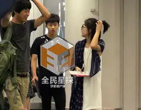 周冬雨携男友离京度假甜蜜耳语爱意满满