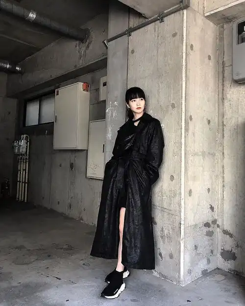 黑,是最纯粹的穿搭态度看3位日本女生如何诠释纯黑风格