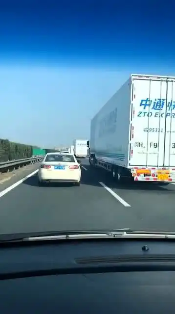 一连7辆中通快递车