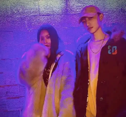 杨馥宇晒与男友人合照,对方颜值不输明星,两人充满夫妻相