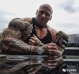 肌肉巨兽马丁福特秀恩爱,网友评论道美女和野兽的直视感