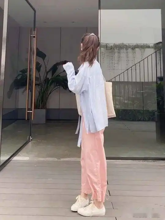 三伏天了,不建议直接穿防晒衣,今年流行这种防晒穿搭,清爽好看