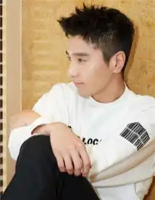 张一山现身机场,长大后穿卫衣男人味十足,搭黑运动裤好舒适