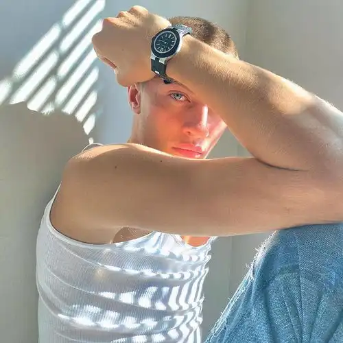 天使男模幸运蓝18岁当爹了,剪寸头也帅气,唯一缺点露牙床