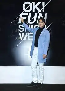 演员林更新身着浅蓝色风衣制服,尽显绅士魅力