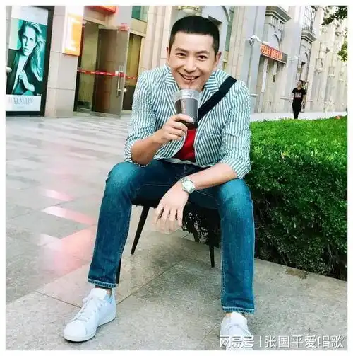 昔日顶流55岁复出,自称三无男,冻龄似20出头