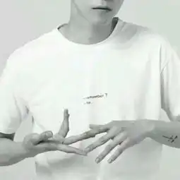 帮我找一个和这个qq头像差不多的男生头像,最好是像情侣头像