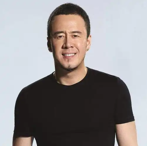 杨坤因初恋一直未婚,分手时对方送他3000块项链,现50岁还单身