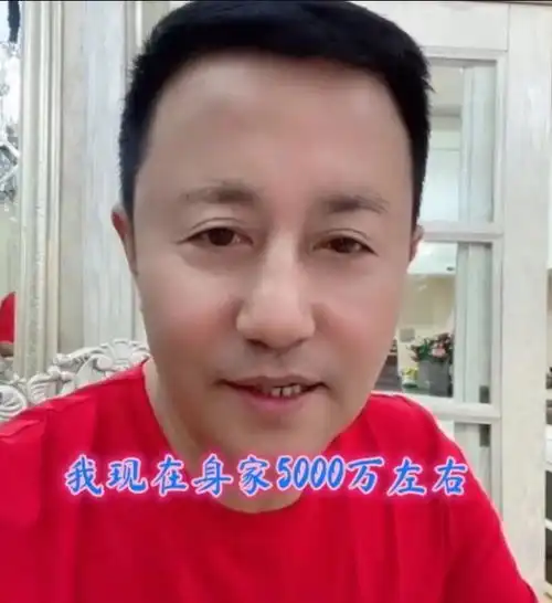 王小宝与异母儿女罕同框,父子三人共用一张脸,13岁儿子比他还高