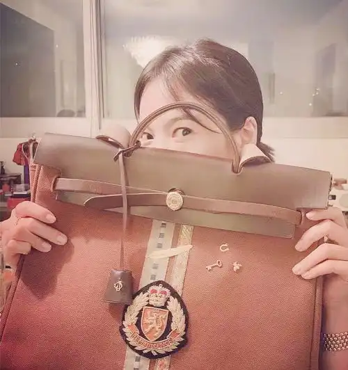 宋慧乔工作照上头像,乔妹热爱劳动,网友宋仲基也很会干活